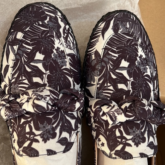 NIB Cole Haan | Black & Ivy Beverly Cloudfeel Knott Leather Espadrilles - Picture 7 of 10